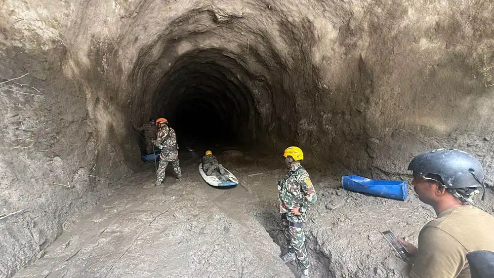 चिलिमेको सुरुङभित्र ६ जना सकुशल रहेको आशंका, उद्धार कार्य जारी