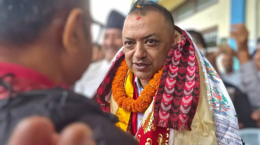गगन थापाले शपथ ग्रहण तथा पदबहाली गर्दै