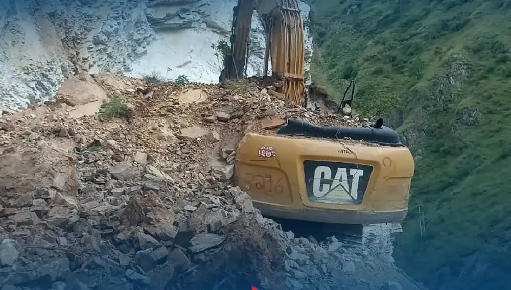 मुगुमा स्काईभेटरसहित पहिरोमा पुरिएका चालकको गम्भीर अवस्थामा उद्धार